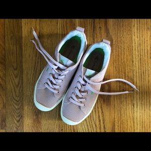 Cariuma IBI Rose Knit Sneakers